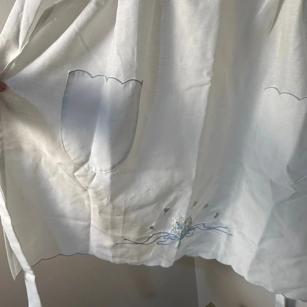 Vtg 1985 White Embroidered Floral Apron Scallop Edge Tulip Pockets Linen L/XL